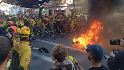 Miles de bomberos forestales reclaman estabilidad laboral y denuncian el abandono del medio rural. Una nutrida representación de Castilla y León critica la falta de medios y previsión en la comunidad, duramente golpeada por los incendios del pasado verano, especialmente en León.