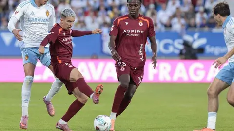 Dos 'dianas' de Manu Justo, un 'mordisco' de Chacón, la visión de Cortés y la complicidad de un rival perforado por sus problemas internos dibujaron este sábado una victoria contundente del equipo de 'Cuco' Ziganda ante un Zaragoza seriamente tocado.