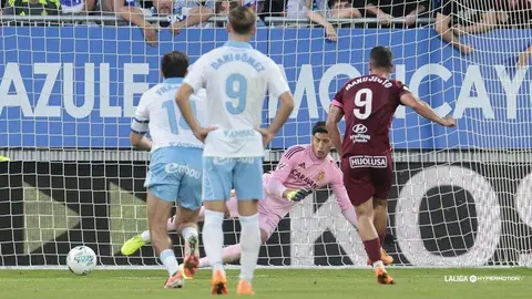 Dos 'dianas' de Manu Justo, un 'mordisco' de Chacón, la visión de Cortés y la complicidad de un rival perforado por sus problemas internos dibujaron este sábado una victoria contundente del equipo de 'Cuco' Ziganda ante un Zaragoza seriamente tocado.