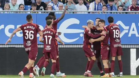 Dos 'dianas' de Manu Justo, un 'mordisco' de Chacón, la visión de Cortés y la complicidad de un rival perforado por sus problemas internos dibujaron este sábado una victoria contundente del equipo de 'Cuco' Ziganda ante un Zaragoza seriamente tocado.