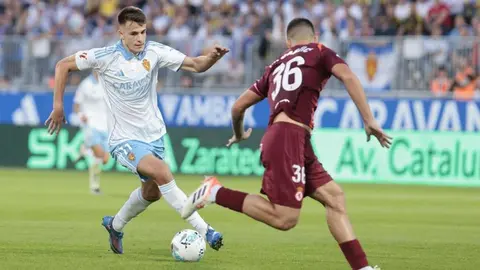 Dos 'dianas' de Manu Justo, un 'mordisco' de Chacón, la visión de Cortés y la complicidad de un rival perforado por sus problemas internos dibujaron este sábado una victoria contundente del equipo de 'Cuco' Ziganda ante un Zaragoza seriamente tocado.