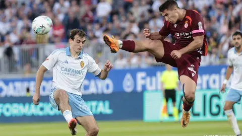 Dos 'dianas' de Manu Justo, un 'mordisco' de Chacón, la visión de Cortés y la complicidad de un rival perforado por sus problemas internos dibujaron este sábado una victoria contundente del equipo de 'Cuco' Ziganda ante un Zaragoza seriamente tocado.