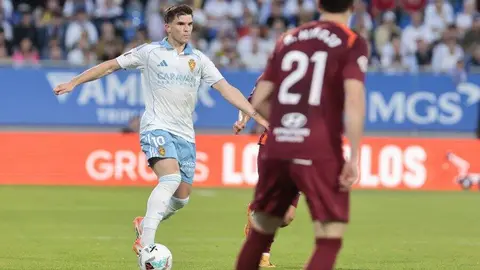 Dos 'dianas' de Manu Justo, un 'mordisco' de Chacón, la visión de Cortés y la complicidad de un rival perforado por sus problemas internos dibujaron este sábado una victoria contundente del equipo de 'Cuco' Ziganda ante un Zaragoza seriamente tocado.
