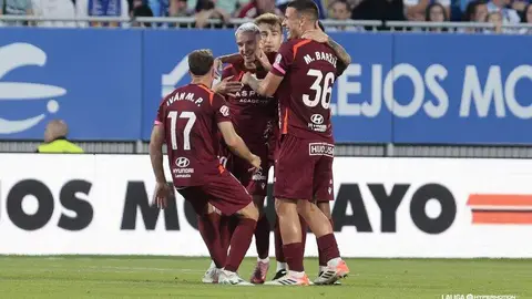 Dos 'dianas' de Manu Justo, un 'mordisco' de Chacón, la visión de Cortés y la complicidad de un rival perforado por sus problemas internos dibujaron este sábado una victoria contundente del equipo de 'Cuco' Ziganda ante un Zaragoza seriamente tocado.