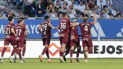 Dos 'dianas' de Manu Justo, un 'mordisco' de Chacón, la visión de Cortés y la complicidad de un rival perforado por sus problemas internos dibujaron este sábado una victoria contundente del equipo de 'Cuco' Ziganda ante un Zaragoza seriamente tocado.