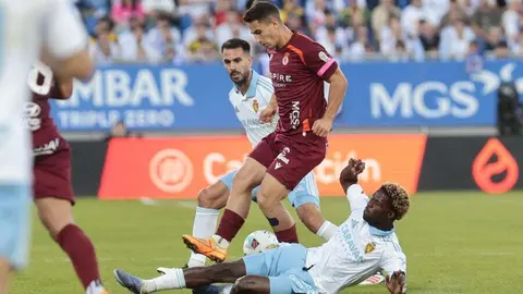 Dos 'dianas' de Manu Justo, un 'mordisco' de Chacón, la visión de Cortés y la complicidad de un rival perforado por sus problemas internos dibujaron este sábado una victoria contundente del equipo de 'Cuco' Ziganda ante un Zaragoza seriamente tocado.