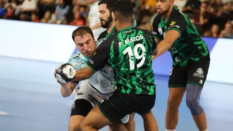 El Abanca Ademar sufre pero se impone en un final agónico ante el REBI Cuenca (29-28). Los leoneses suman dos puntos vitales en un partido de altísima intensidad que dominaron durante casi todo el encuentro, pero que se resolvió en la última jugada. Fotos: Isaac Llamazares