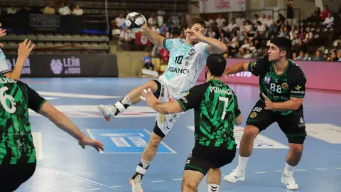 El Abanca Ademar sufre pero se impone en un final agónico ante el REBI Cuenca (29-28). Los leoneses suman dos puntos vitales en un partido de altísima intensidad que dominaron durante casi todo el encuentro, pero que se resolvió en la última jugada. Fotos: Isaac Llamazares