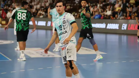 El Abanca Ademar sufre pero se impone en un final agónico ante el REBI Cuenca (29-28). Los leoneses suman dos puntos vitales en un partido de altísima intensidad que dominaron durante casi todo el encuentro, pero que se resolvió en la última jugada. Fotos: Isaac Llamazares