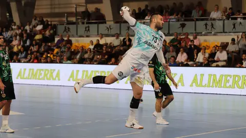 El Abanca Ademar sufre pero se impone en un final agónico ante el REBI Cuenca (29-28). Los leoneses suman dos puntos vitales en un partido de altísima intensidad que dominaron durante casi todo el encuentro, pero que se resolvió en la última jugada. Fotos: Isaac Llamazares