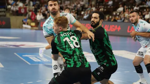 El Abanca Ademar sufre pero se impone en un final agónico ante el REBI Cuenca (29-28). Los leoneses suman dos puntos vitales en un partido de altísima intensidad que dominaron durante casi todo el encuentro, pero que se resolvió en la última jugada. Fotos: Isaac Llamazares