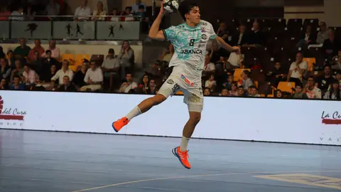El Abanca Ademar sufre pero se impone en un final agónico ante el REBI Cuenca (29-28). Los leoneses suman dos puntos vitales en un partido de altísima intensidad que dominaron durante casi todo el encuentro, pero que se resolvió en la última jugada. Fotos: Isaac Llamazares
