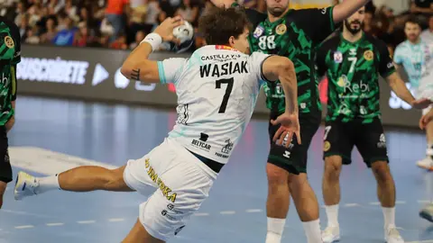 El Abanca Ademar sufre pero se impone en un final agónico ante el REBI Cuenca (29-28). Los leoneses suman dos puntos vitales en un partido de altísima intensidad que dominaron durante casi todo el encuentro, pero que se resolvió en la última jugada. Fotos: Isaac Llamazares