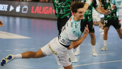 El Abanca Ademar sufre pero se impone en un final agónico ante el REBI Cuenca (29-28). Los leoneses suman dos puntos vitales en un partido de altísima intensidad que dominaron durante casi todo el encuentro, pero que se resolvió en la última jugada. Fotos: Isaac Llamazares