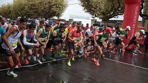 La lluvia no impide la alta participación en la carrera 10KM León, Cuna del Parlamentarismo. Foto: Peio García.