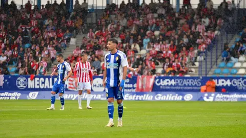 Un instante del encuentro entre la Ponferradina y el Zamora CF en El Toralín, donde la Deportiva firmó una victoria clave (2-0) que le permite salir del descenso y recuperar la confianza ante su afición.