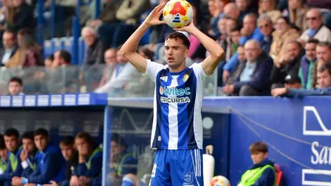 Un instante del encuentro entre la Ponferradina y el Zamora CF en El Toralín, donde la Deportiva firmó una victoria clave (2-0) que le permite salir del descenso y recuperar la confianza ante su afición.
