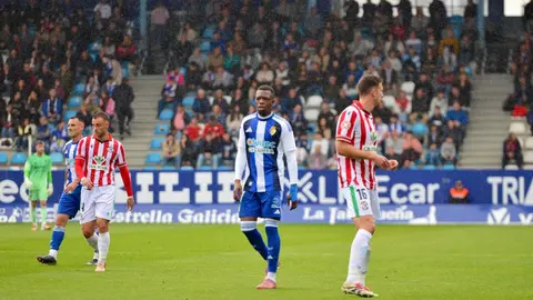 Un instante del encuentro entre la Ponferradina y el Zamora CF en El Toralín, donde la Deportiva firmó una victoria clave (2-0) que le permite salir del descenso y recuperar la confianza ante su afición.