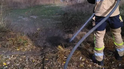 Bomberos del Parque de Cistierna intervienen en un incendio de rastrojos en Carande.