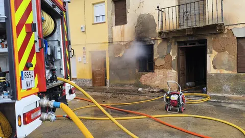 La planta inferior de una vivienda en Pajares de los Oteros se vio afectada y los bomberos tuvieron que rescatar a un gato.