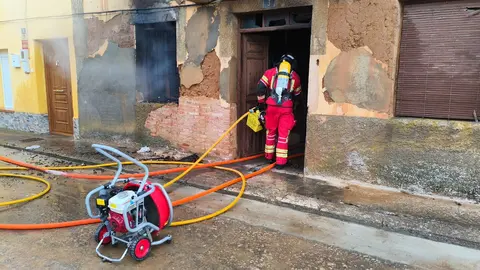 La planta inferior de una vivienda en Pajares de los Oteros se vio afectada y los bomberos tuvieron que rescatar a un gato.