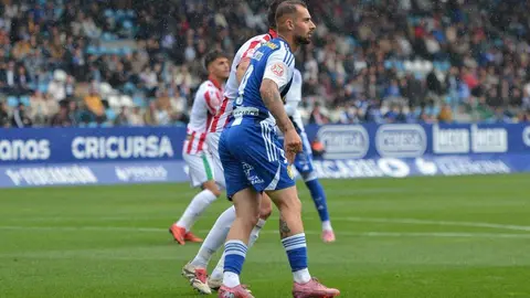 Un instante del encuentro entre la Ponferradina y el Zamora CF en El Toralín, donde la Deportiva firmó una victoria clave (2-0) que le permite salir del descenso y recuperar la confianza ante su afición.
