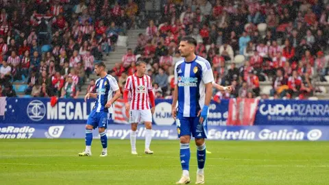 Un instante del encuentro entre la Ponferradina y el Zamora CF en El Toralín, donde la Deportiva firmó una victoria clave (2-0) que le permite salir del descenso y recuperar la confianza ante su afición.