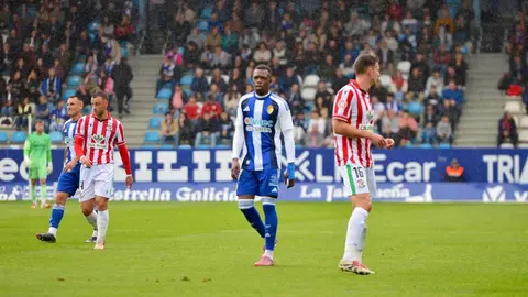 Un instante del encuentro entre la Ponferradina y el Zamora CF en El Toralín, donde la Deportiva firmó una victoria clave (2-0) que le permite salir del descenso y recuperar la confianza ante su afición.