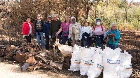 Más de un centenar de voluntarios “curan” el río Eria en la primera gran facendera de Tierras Quemadas. Vecinos de toda la provincia, junto a 45 voluntarios de Iberdrola, participaron en una jornada de trabajo comunitario en Pinilla de la Valdería para proteger el cauce del Eria, reforestar con especies autóctonas y preservar una antigua mina romana. Fotos: Isabel Turrado y María Jesús González