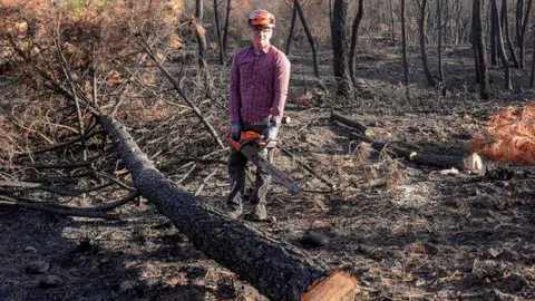 Más de un centenar de voluntarios “curan” el río Eria en la primera gran facendera de Tierras Quemadas. Vecinos de toda la provincia, junto a 45 voluntarios de Iberdrola, participaron en una jornada de trabajo comunitario en Pinilla de la Valdería para proteger el cauce del Eria, reforestar con especies autóctonas y preservar una antigua mina romana. Fotos: Isabel Turrado y María Jesús González