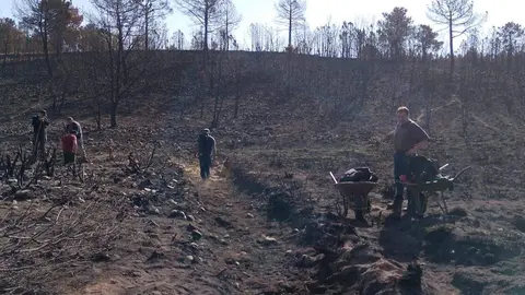 Más de un centenar de voluntarios “curan” el río Eria en la primera gran facendera de Tierras Quemadas. Vecinos de toda la provincia, junto a 45 voluntarios de Iberdrola, participaron en una jornada de trabajo comunitario en Pinilla de la Valdería para proteger el cauce del Eria, reforestar con especies autóctonas y preservar una antigua mina romana. Fotos: Isabel Turrado y María Jesús González