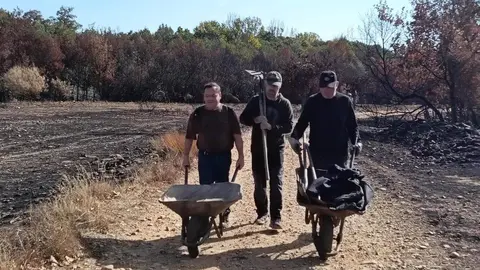 Más de un centenar de voluntarios “curan” el río Eria en la primera gran facendera de Tierras Quemadas. Vecinos de toda la provincia, junto a 45 voluntarios de Iberdrola, participaron en una jornada de trabajo comunitario en Pinilla de la Valdería para proteger el cauce del Eria, reforestar con especies autóctonas y preservar una antigua mina romana. Fotos: Isabel Turrado y María Jesús González