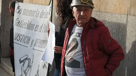 Familiares de los seis mineros muertos en el Pozo Emilio se manifiestan ante los juzgados de León. Foto: Peio García.