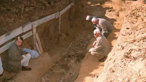 En octubre del año 2000, una familia promovió en Priaranza del Bierzo la primera exhumación científica de una fosa común del franquismo. Aquella búsqueda abrió el camino a cientos de investigaciones y dio origen a la Asociación para la Recuperación de la Memoria Histórica.