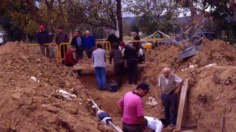 En octubre del año 2000, una familia promovió en Priaranza del Bierzo la primera exhumación científica de una fosa común del franquismo. Aquella búsqueda abrió el camino a cientos de investigaciones y dio origen a la Asociación para la Recuperación de la Memoria Histórica.