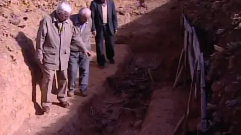 En octubre del año 2000, una familia promovió en Priaranza del Bierzo la primera exhumación científica de una fosa común del franquismo. Aquella búsqueda abrió el camino a cientos de investigaciones y dio origen a la Asociación para la Recuperación de la Memoria Histórica.