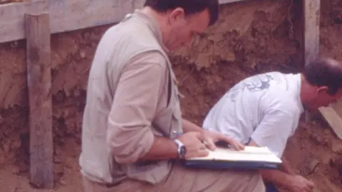 En octubre del año 2000, una familia promovió en Priaranza del Bierzo la primera exhumación científica de una fosa común del franquismo. Aquella búsqueda abrió el camino a cientos de investigaciones y dio origen a la Asociación para la Recuperación de la Memoria Histórica.