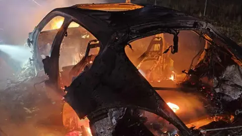 El incendio del vehículo se produjo a la altura del kilómetro 52 en sentido Burgos; los bomberos del Sepeis de Valencia de Don Juan lograron extinguir el fuego sin que hubiera daños personales. Fotos: Sepeis