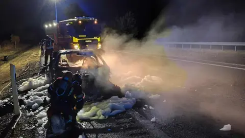 El incendio del vehículo se produjo a la altura del kilómetro 52 en sentido Burgos; los bomberos del Sepeis de Valencia de Don Juan lograron extinguir el fuego sin que hubiera daños personales. Fotos: Sepeis