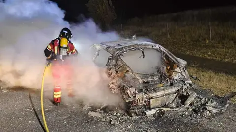 El incendio del vehículo se produjo a la altura del kilómetro 52 en sentido Burgos; los bomberos del Sepeis de Valencia de Don Juan lograron extinguir el fuego sin que hubiera daños personales. Fotos: Sepeis