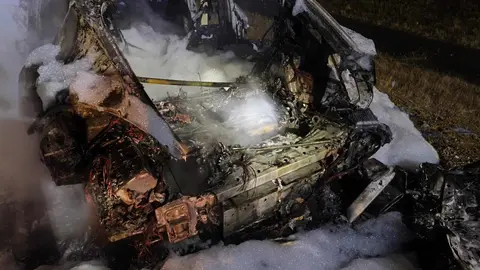 El incendio del vehículo se produjo a la altura del kilómetro 52 en sentido Burgos; los bomberos del Sepeis de Valencia de Don Juan lograron extinguir el fuego sin que hubiera daños personales. Fotos: Sepeis
