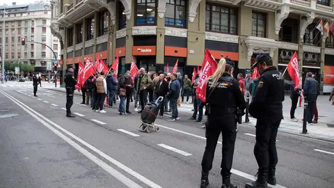 Trabajadores del sector del metal en la provincia de León se concentran ante la celebración de una reunión de la comisión negociadora del convenio colectivo. Foto: Peio García.