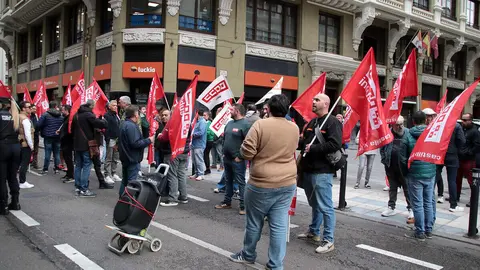 Trabajadores del sector del metal en la provincia de León se concentran ante la celebración de una reunión de la comisión negociadora del convenio colectivo. Foto: Peio García.
