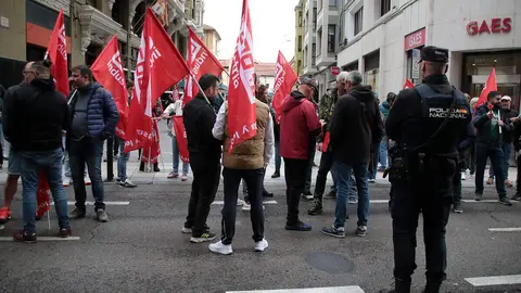 Trabajadores del sector del metal en la provincia de León se concentran ante la celebración de una reunión de la comisión negociadora del convenio colectivo. Foto: Peio García.