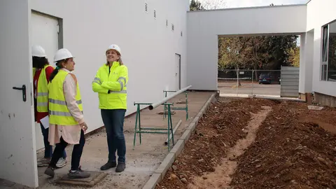 La vicepresidenta de la Junta de Castilla y León y consejera de Familia e Igualdad de Oportunidades, Isabel Blanco, visita las obras de la Unidad de Valoración de León. Foto: Peio García.
