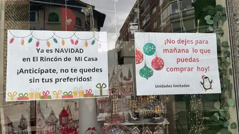 León se viste de Navidad en pleno otoño: escaparates, supermercados y calles de la ciudad ya lucen luces, dulces y decoraciones propias de diciembre, marcando un inicio de campaña navideña cada vez más temprano. Foto: Silvia García.