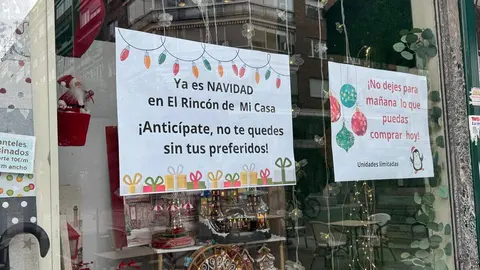 León se viste de Navidad en pleno otoño: escaparates, supermercados y calles de la ciudad ya lucen luces, dulces y decoraciones propias de diciembre, marcando un inicio de campaña navideña cada vez más temprano. Foto: Silvia García.
