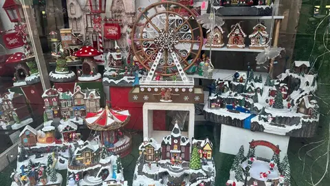 León se viste de Navidad en pleno otoño: escaparates, supermercados y calles de la ciudad ya lucen luces, dulces y decoraciones propias de diciembre, marcando un inicio de campaña navideña cada vez más temprano. Foto: Silvia García.