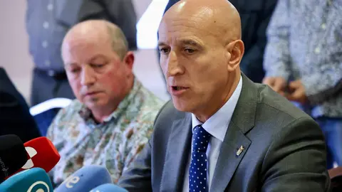 La Plataforma Ciudadana Más Vuelos, representada por su presidente, Pedro Álvarez Vallejo, ofrece una rueda de prensa junto a los alcaldes de León, José Antonio Diez; San Andrés del Rabanedo Ana María Fernández Caurel; Villaquilambre, Vicente Álvarez Flórez, Valverde de la Virgen, David Fernández Blanco; y Onzonilla, Diego Lorenzana Rodríguez; en la rueda de prensa también han estado representantes sociales y sindicales de la provincia de León. Fotos: Campillo