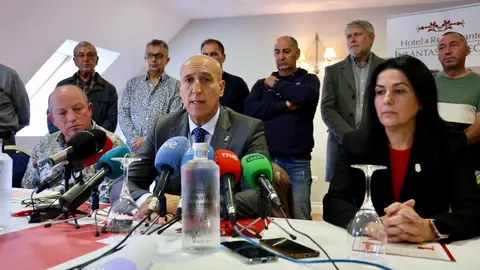 La Plataforma Ciudadana Más Vuelos, representada por su presidente, Pedro Álvarez Vallejo, ofrece una rueda de prensa junto a los alcaldes de León, José Antonio Diez; San Andrés del Rabanedo Ana María Fernández Caurel; Villaquilambre, Vicente Álvarez Flórez, Valverde de la Virgen, David Fernández Blanco; y Onzonilla, Diego Lorenzana Rodríguez; en la rueda de prensa también han estado representantes sociales y sindicales de la provincia de León. Fotos: Campillo